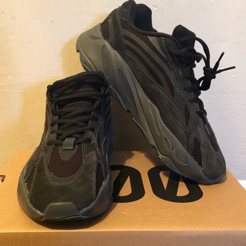 YEEZY BOOST 700 “V2 VANTA”